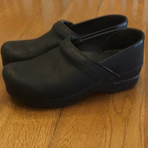 Woman’s Dansko black nubuck clogs. Size 39. Barely worn! Small scratch. - Picture 4 of 8